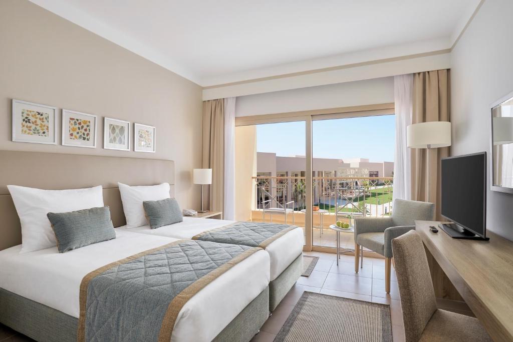 Двухместный (Улучшенный двухместный номер с 2 отдельными кроватями и видом на сад) курортного отеля Jaz Maraya Resort, Марса-эль-Алам