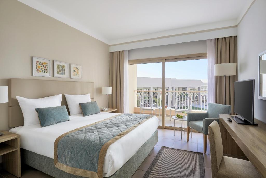 Двухместный (Улучшенный номер с кроватью размера «queen-size» и видом на сад) курортного отеля Jaz Maraya Resort, Марса-эль-Алам