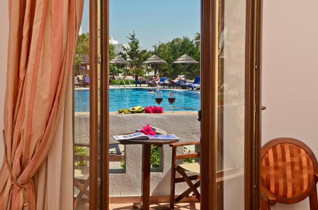Трехместный (Стандартный трехместный номер с видом на бассейн) курортного отеля Naxos Resort Beach Hotel, Наксос