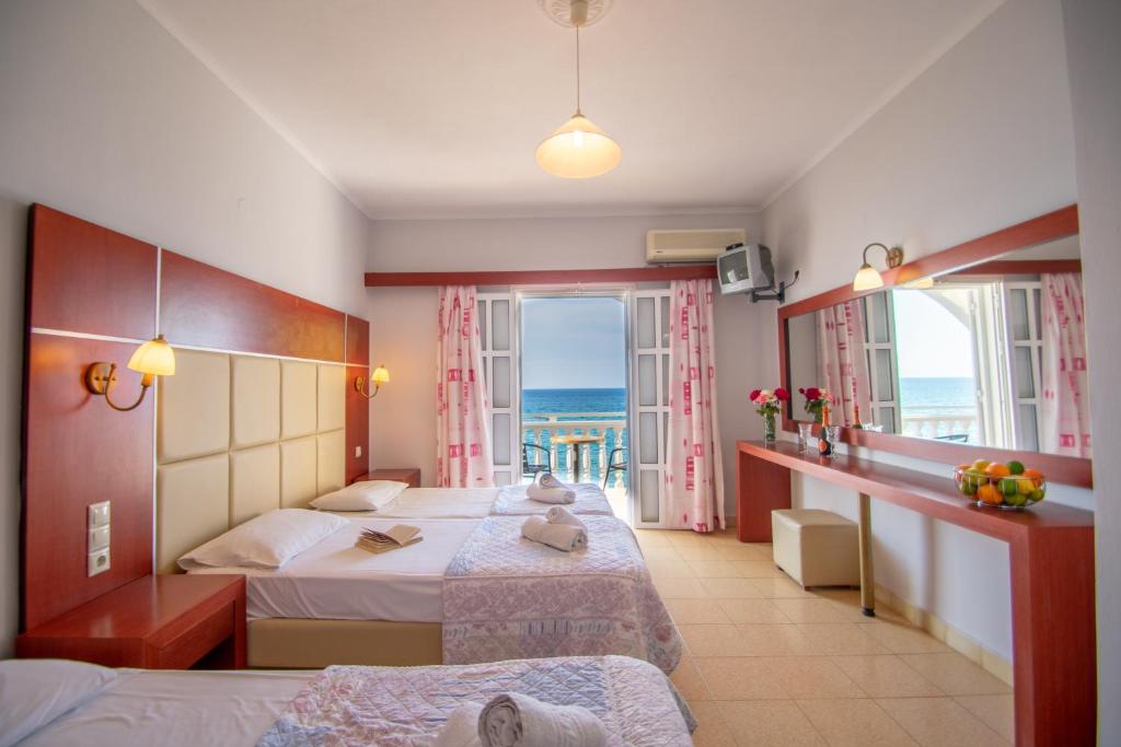 Двухместный (Стандартный двухместный номер с 1 кроватью или 2 отдельными кроватями, боковой вид на море) апарт-отеля Agoulos Beach Hotel, Аргасион