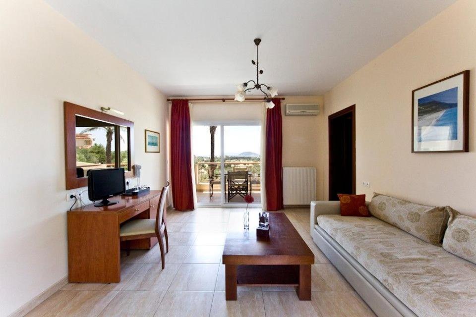 Сьюит (Стандартный люкс с 1 спальней, вид на море) отеля Kelyfos Hotel, Неос-Мармарас