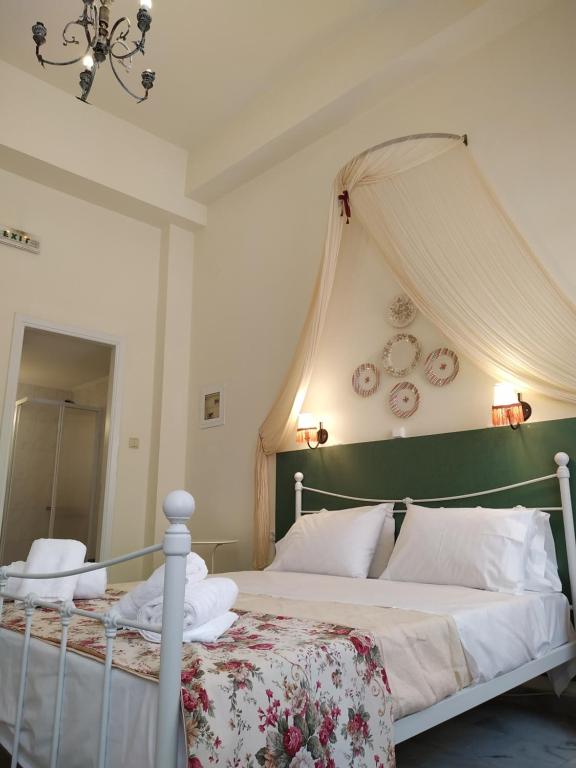 Двухместный (Standard Double Room with Queen bed-Ground Floor) гостевого дома Fiera Guesthouse, Эрмоуполис