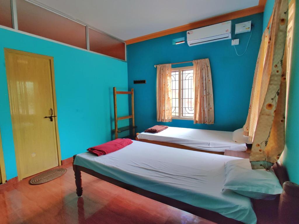 Двухместный (Бюджетный двухместный номер с 2 отдельными кроватями) хостела HosteLIT Gokarna - Backpacker Hostels, Гокарна