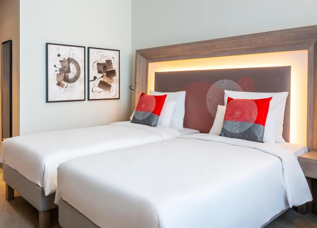 Двухместный (Улучшенный двухместный номер с 2 отдельными кроватями) отеля Novotel Bur Dubai - Healthcare City, Дубай