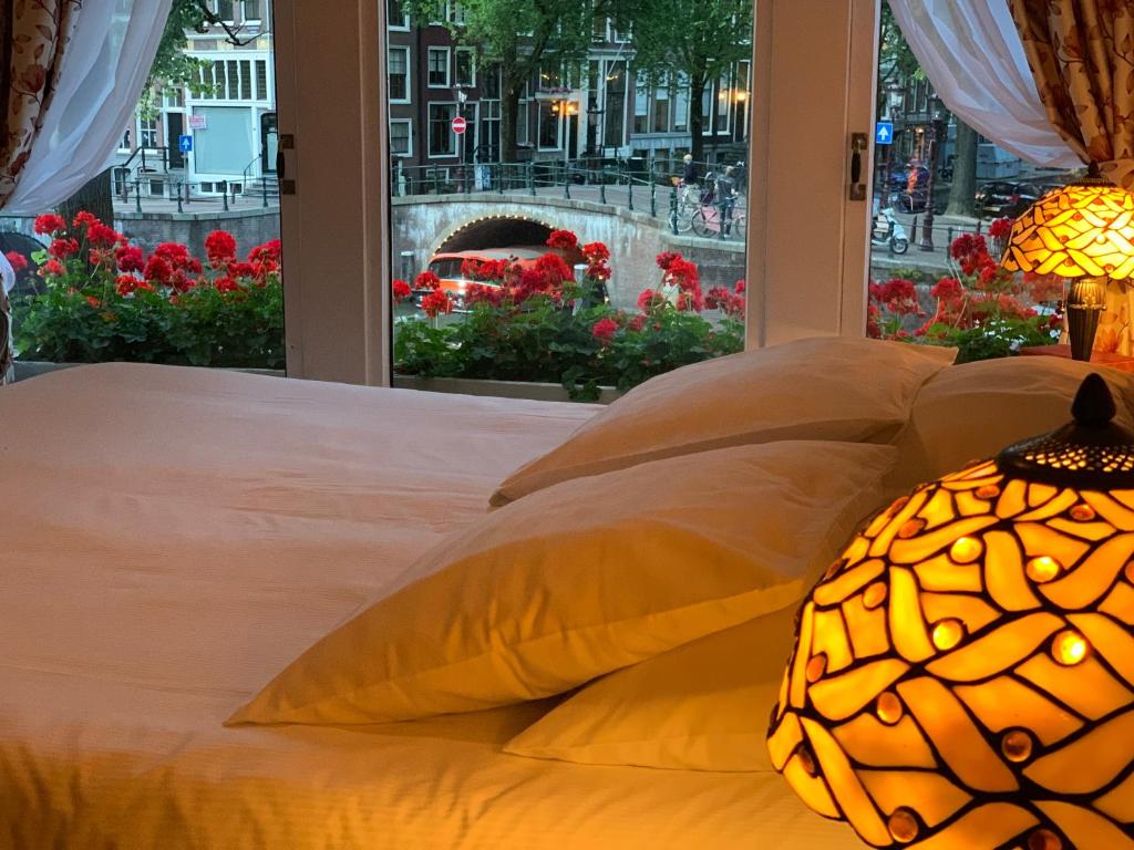 Сьюит (Номер-студио Делюкс с видом на канал) отеля Keizershouse Amsterdam, Амстердам
