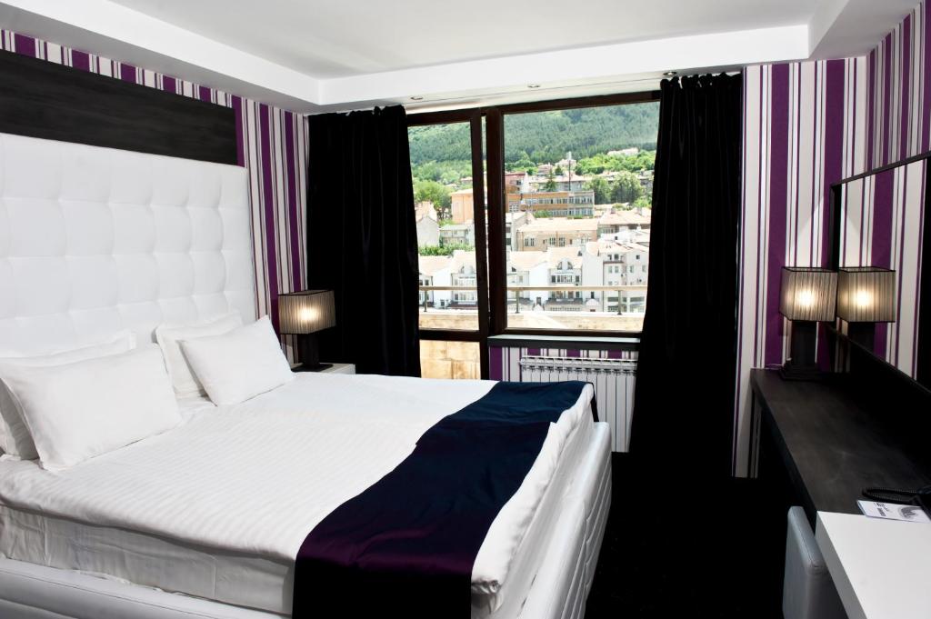 Двухместный (Представительский двухместный номер с 1 кроватью и балконом) отеля Grand Hotel Shumen, Шумен