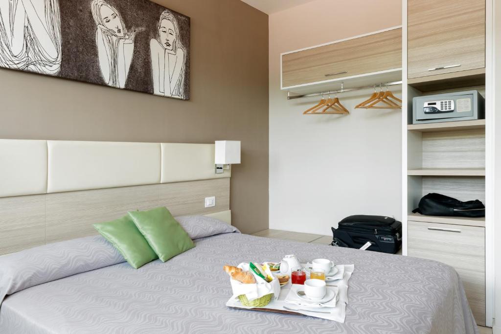 Двухместный (Двухместный номер с 1 кроватью или 2 отдельными кроватями) отеля Hotel Cristina, Неаполь