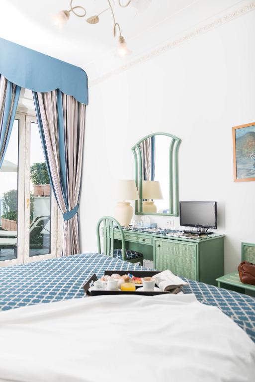 Двухместный (Улучшенный двухместный номер с 1 кроватью) отеля Hotel Il Nido, Амальфи