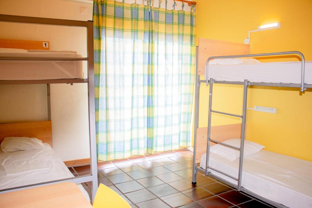 Номер (Кровать в общем номере для мужчин с 4 кроватями) хостела HI Hostel Almada - Pousada de Juventude, Алмада