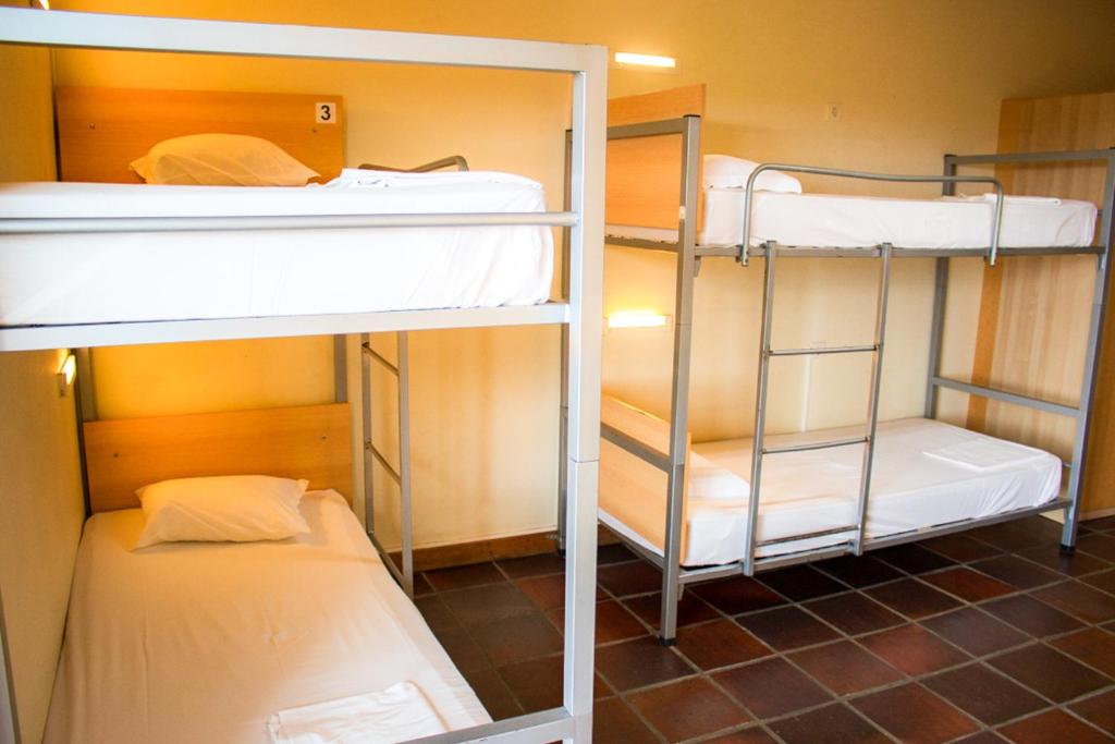 Номер (Кровать в общем 6-местном номере для мужчин) хостела HI Hostel Almada - Pousada de Juventude, Алмада