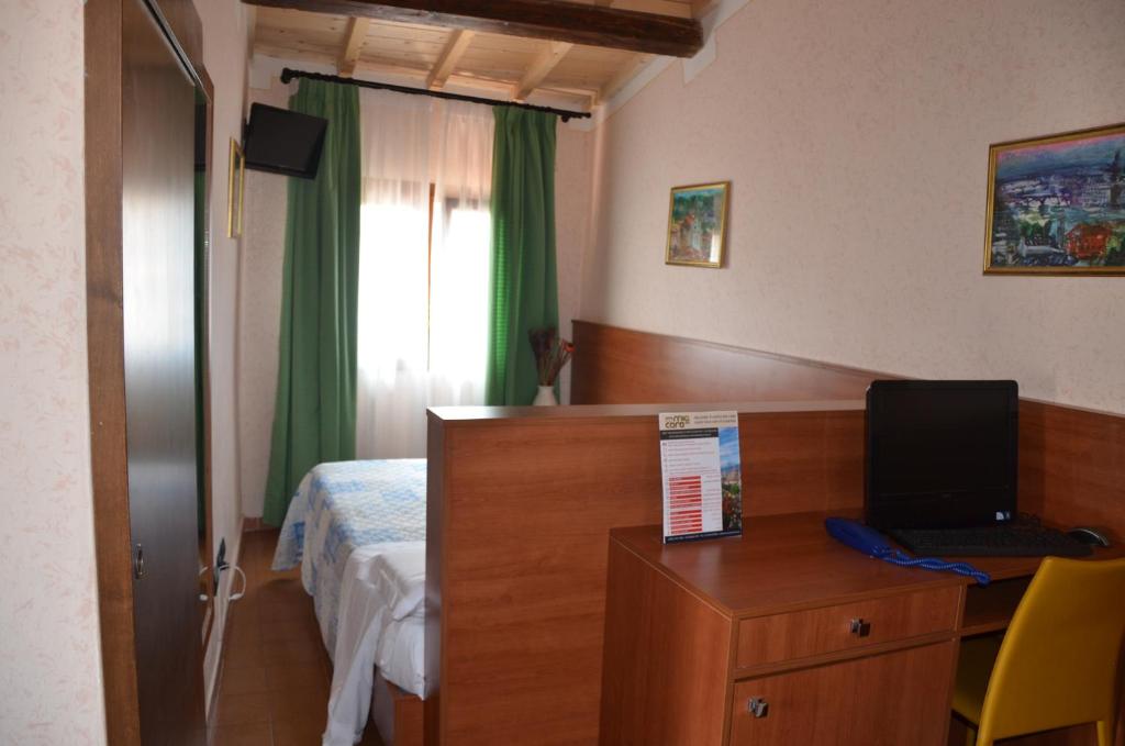 Двухместный (Небольшой двухместный номер с 1 кроватью или 2 отдельными кроватями) отеля Hotel Mia Cara, Флоренция