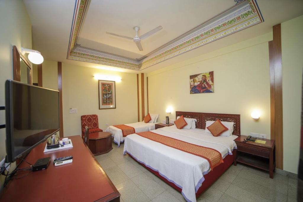 Трехместный (Трехместный номер Делюкс) отеля Hotel H R Palace, Джайпур
