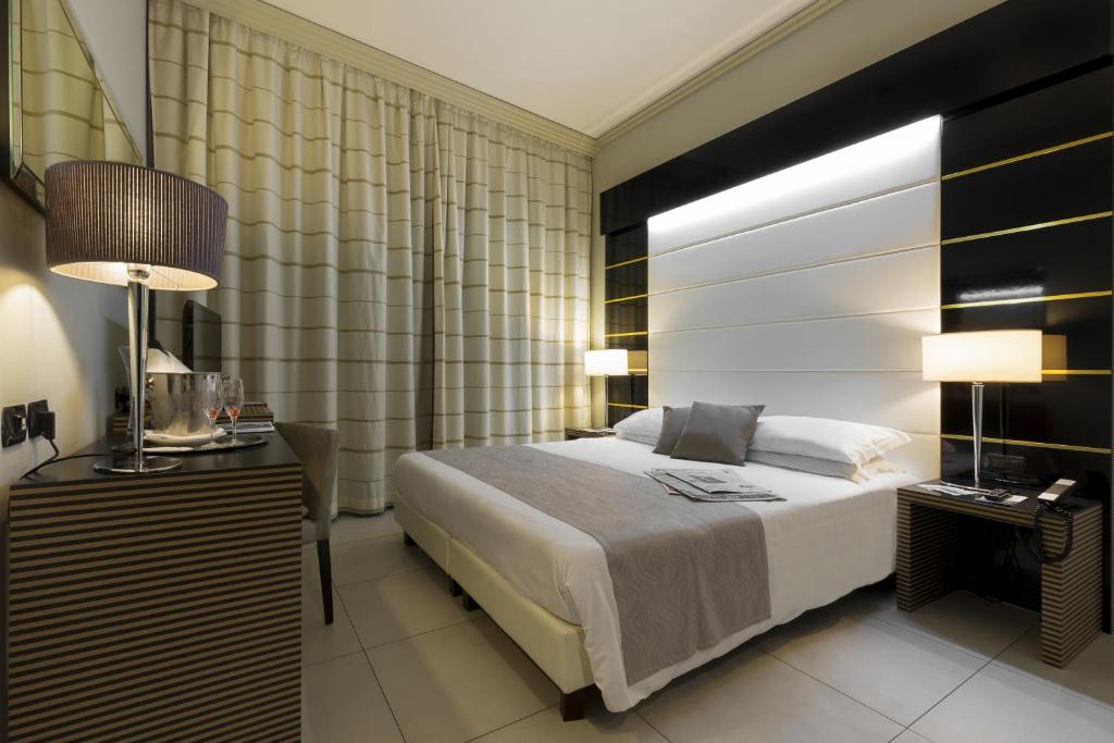 Двухместный (Улучшенный двухместный номер с 1 кроватью или 2 отдельными кроватями) отеля Palazzo Salgar, Неаполь