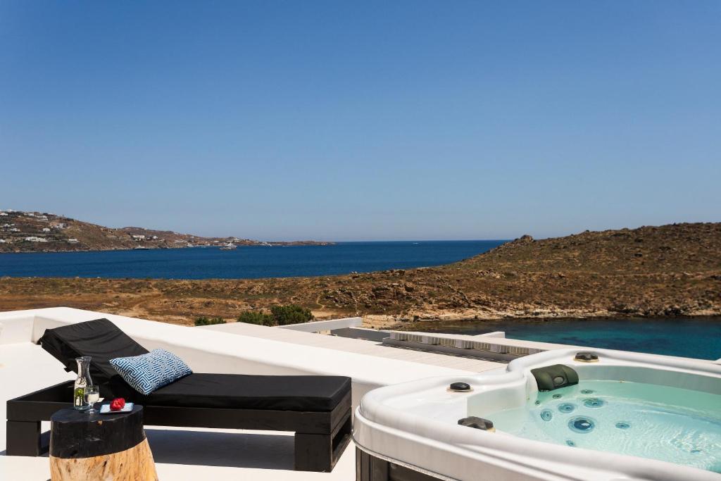 Апартаменты (Фирменная вилла с видом на море и гидромассажной ванной) апарт-отеля Casa Del Mar Mykonos Seaside Resort, Агиос-Иоаннис