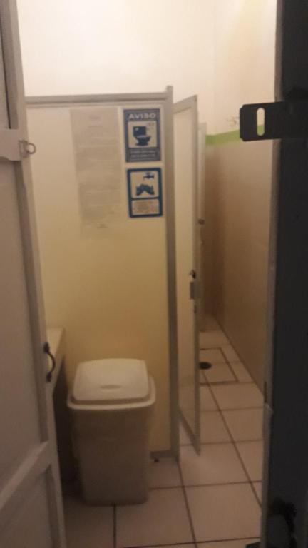 Двухместный (Double Room with Shared Bathroom (Bathroom outside of the room)) отеля Casa Limonchelo Hotel B&B, Морелия