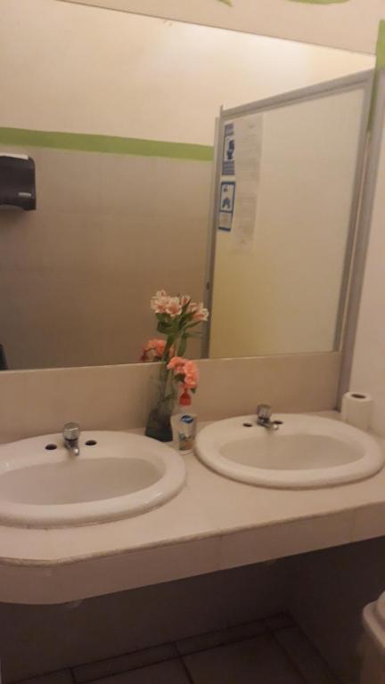 Четырехместный (Quadruple Room with Shared Bathroom (Bathroom outside of the room)) отеля Casa Limonchelo Hotel B&B, Морелия