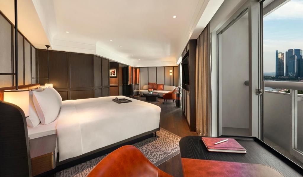 Сьюит (Фирменный люкс Gold с кроватью размера «king-size») отеля Fairmont Singapore, Сингапур (город)