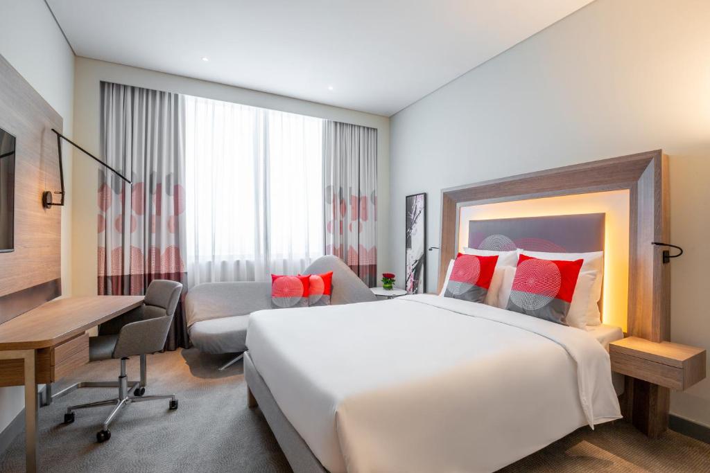 Двухместный (Улучшенный номер с 1 двуспальной кроватью и 1 диваном-кроватью) отеля Novotel Bur Dubai - Healthcare City, Дубай