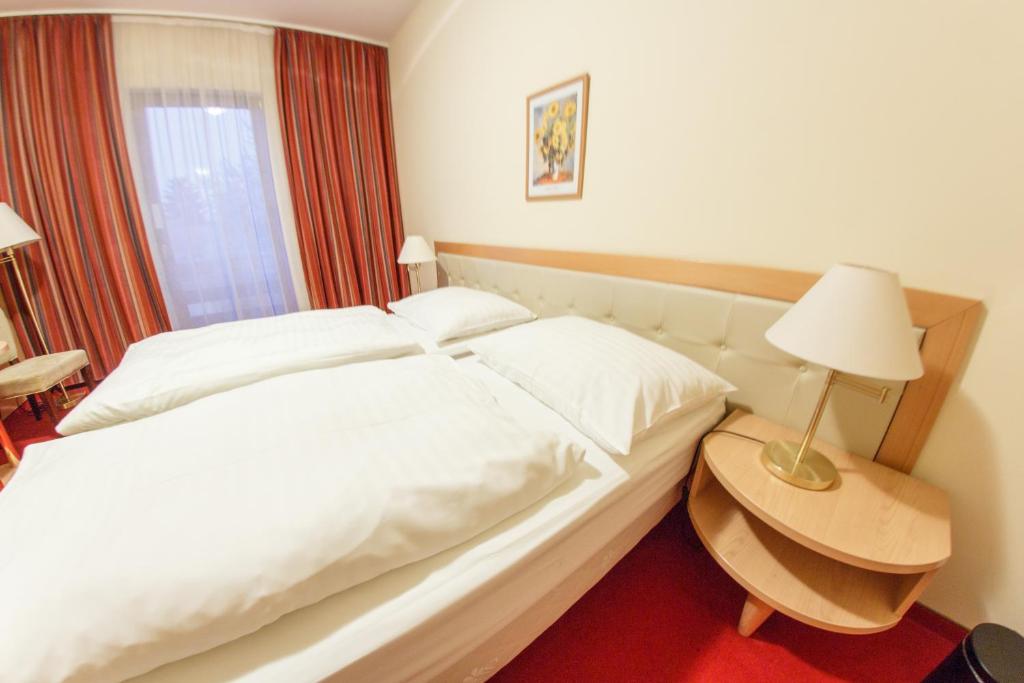 Двухместный (Двухместный номер с 2 отдельными кроватями) отеля Hotel Kristály Imperial, Тата