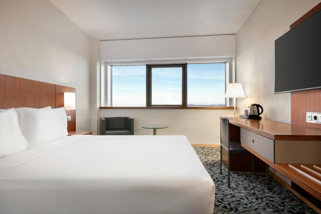Трехместный (Улучшенный номер с 1 двуспальной кроватью, вид на реку, для некурящих) отеля Olaias Park Hotel, Лиссабон