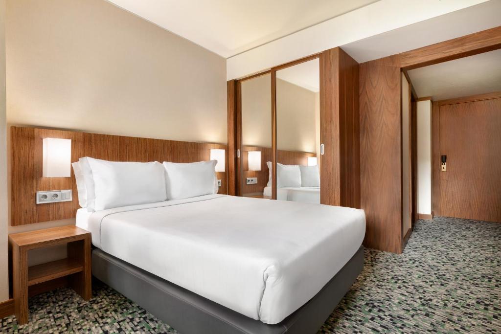 Двухместный (Номер с 1 кроватью размера «queen-size», вид на город, подходит для гостей с ограниченными физическими возможностями, для некурящих) отеля Olaias Park Hotel, Лиссабон