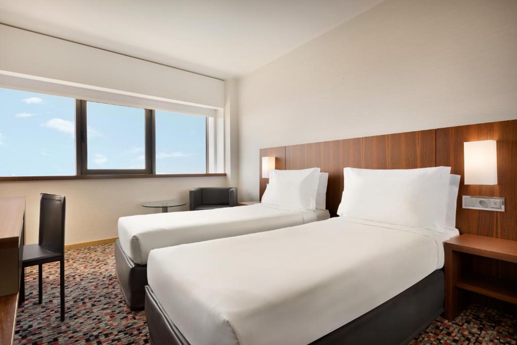 Двухместный (Улучшенный номер с 2 отдельными кроватями, вид на реку, для некурящих) отеля Olaias Park Hotel, Лиссабон