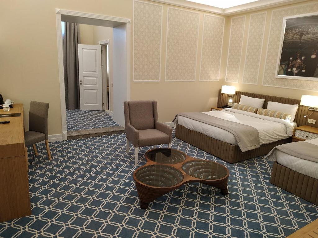 Трехместный (Улучшенный трехместный номер) отеля Promenade with parking, Баку