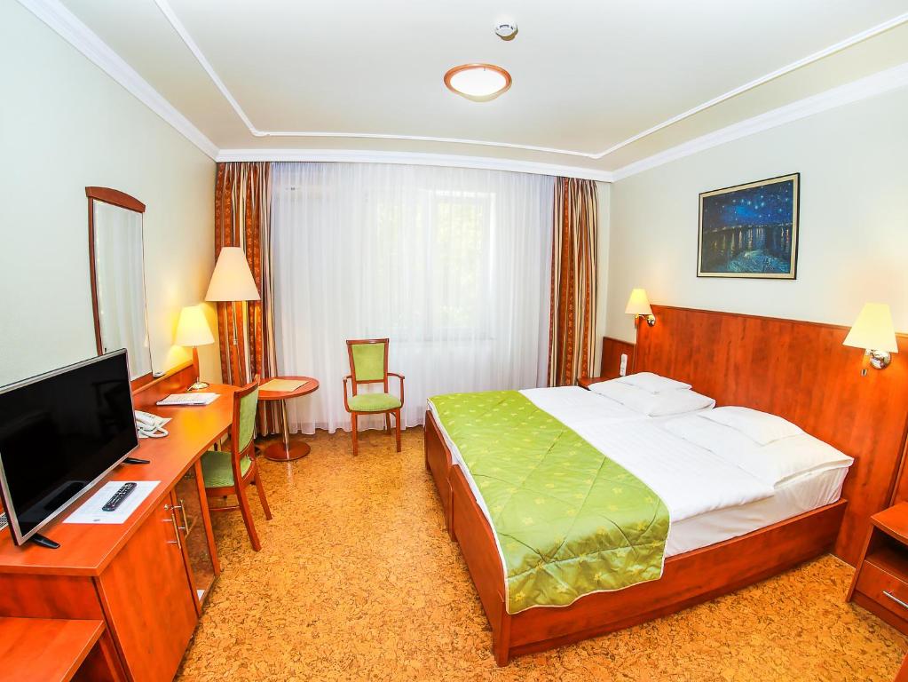 Двухместный (Двухместный номер с 1 кроватью или 2 отдельными кроватями и душем, без балкона) отеля Hotel Silver, Хайдусобосло