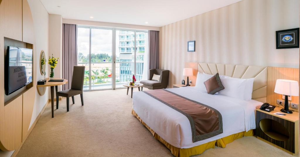 Двухместный (Номер Делюкс с кроватью размера «king-size») отеля Muong Thanh Luxury Phu Quoc Hotel, Дуонг-Донг
