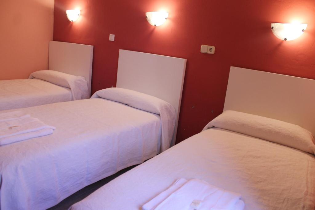 Трехместный (Двухместный номер с 2 отдельными кроватями и дополнительной кроватью) гостевого дома Hostal Abitum Madrid, Мадрид