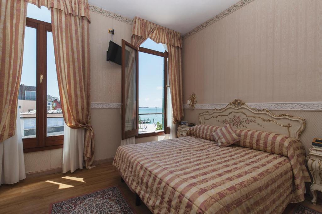 Двухместный (Двухместный номер «Комфорт» с 1 кроватью и видом на лагуну) отеля Hotel Riviera, Венеция-Лидо