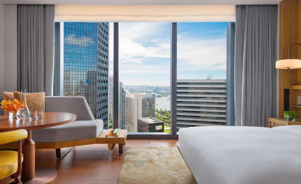 Трехместный (Двухместный номер Делюкс с 2 отдельными кроватями) отеля Andaz Singapore – A Concept by Hyatt, Сингапур (город)
