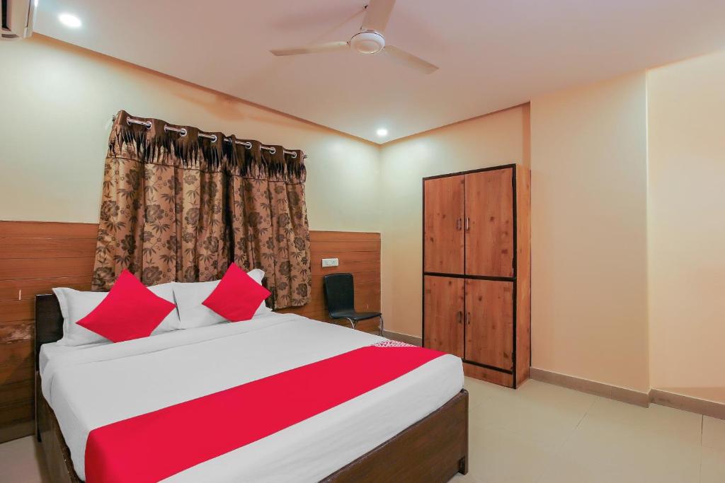 Трехместный (Классический трехместный номер) отеля Tourist Krishna Inn, Хайдарабад