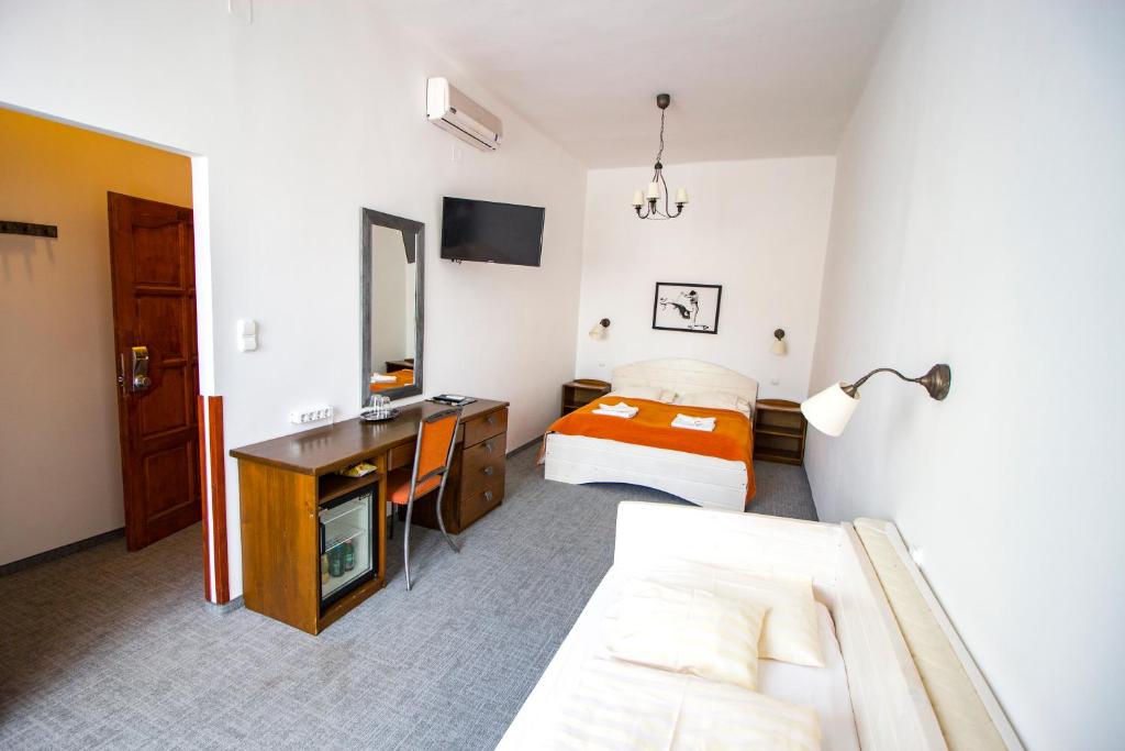 Трехместный (Двухместный номер с двуспальной кроватью и дополнительной кроватью) отеля Renegade Hotel, Шиофок