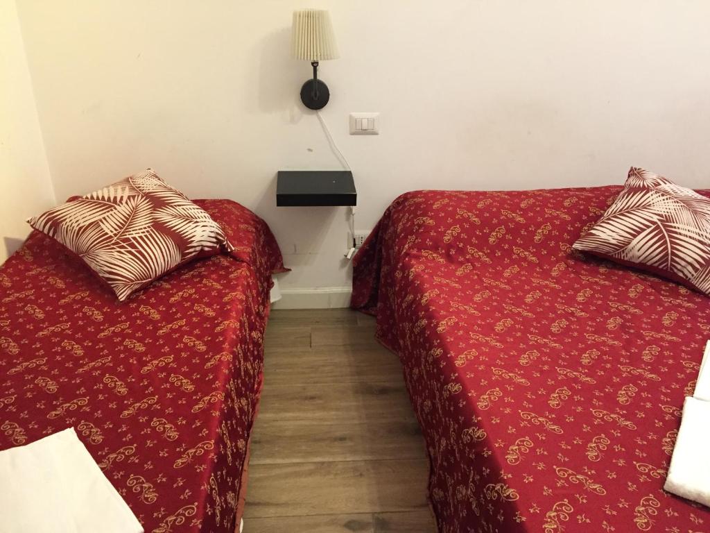 Номер (Кровать в общем номере для женщин с 4 кроватями) отеля Blue whale, Рим