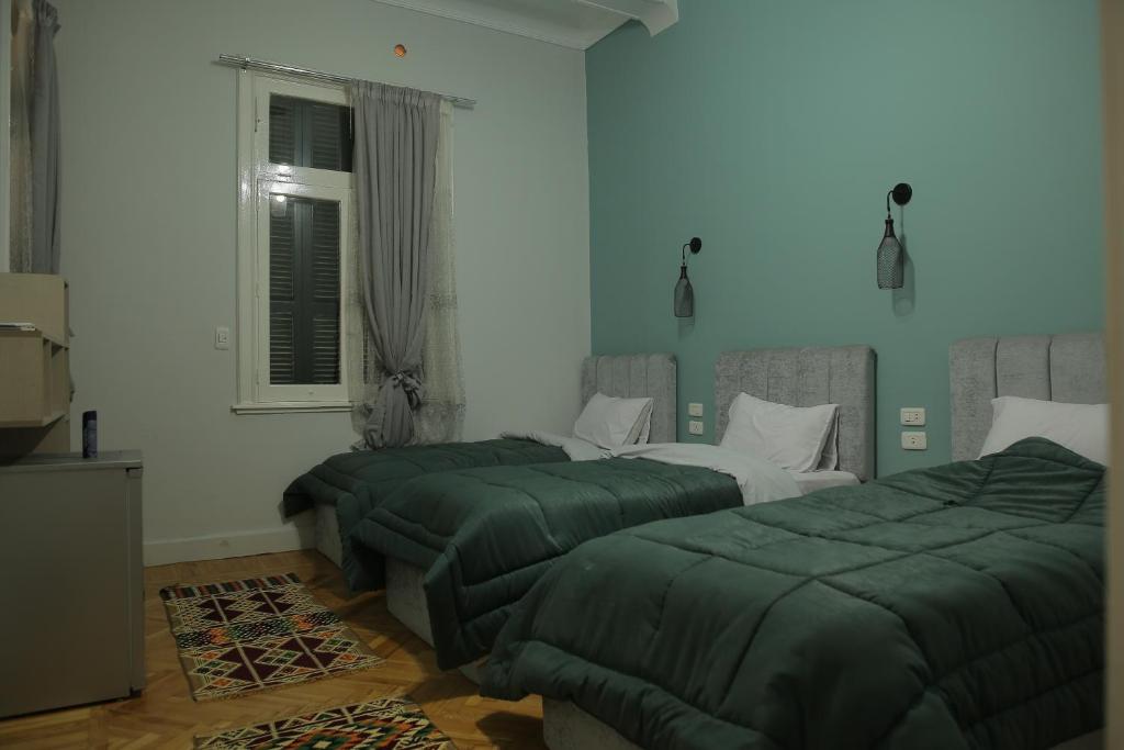 Двухместный (Двухместный номер Делюкс с 1 кроватью или 2 отдельными кроватями и балконом) хостела Cheers Hostel, Каир