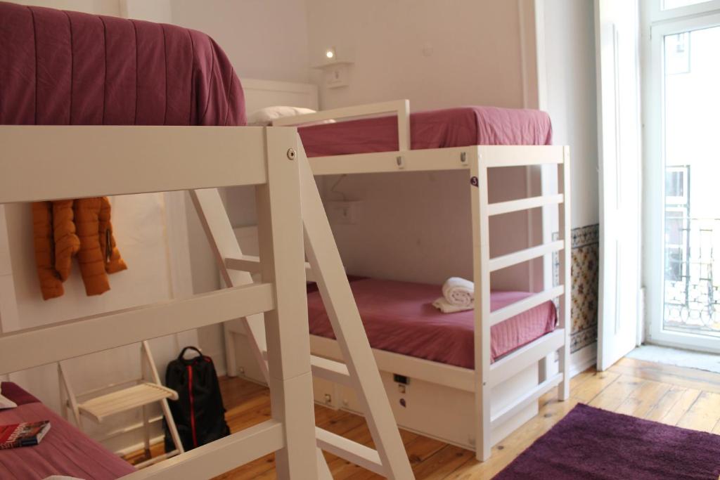 Номер (Спальное место на двухъярусной кровати в общем 6-местном номере для мужчин и женщин) хостела Lost Inn Lisbon Hostel, Лиссабон