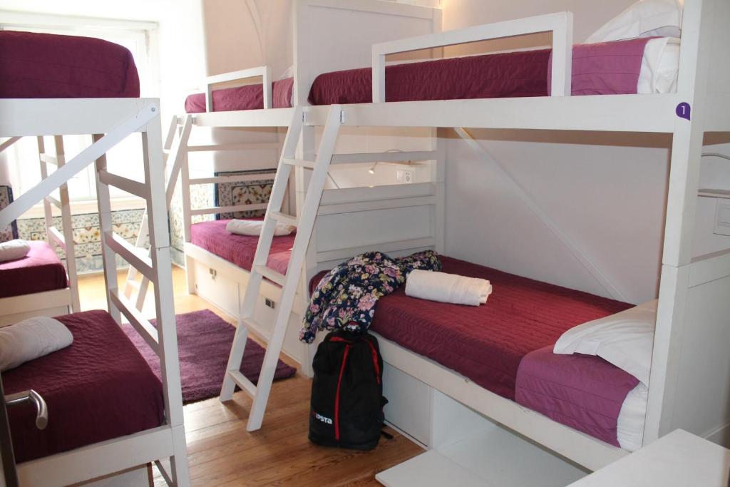 Номер (Спальное место на двухъярусной кровати в общем 8-местном номере для мужчин и женщин) хостела Lost Inn Lisbon Hostel, Лиссабон