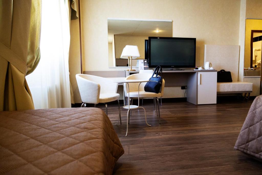 Трехместный (Улучшенный трехместный номер) отеля Hotel Amadeus, Болонья