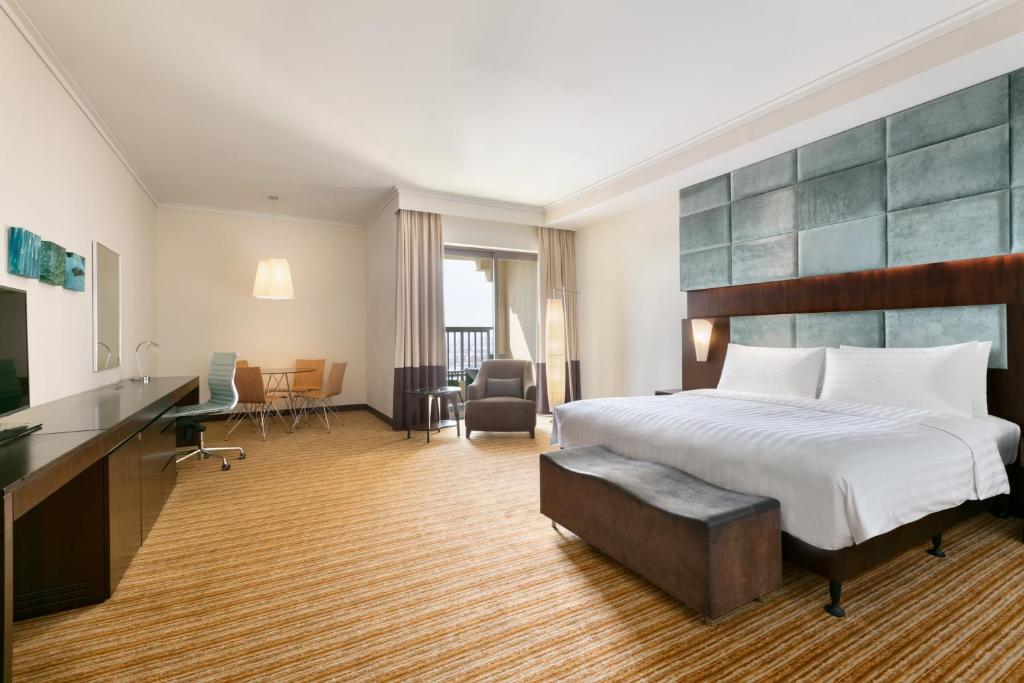 Двухместный (Номер «Премьер» с кроватью размера «king-size») отеля Traders Hotel Qaryat Al Beri Abu Dhabi, by Shangri-La, Абу-Даби