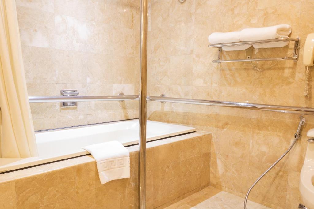 Двухместный (Standard Room with Mobility Accessible Tub - Non-Smoking), Holiday Inn Manila Galleria