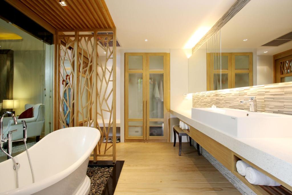 Сьюит (Люкс с 1 спальней и доступом в бассейн), Отель Wyndham Sea Pearl Resort, Phuket