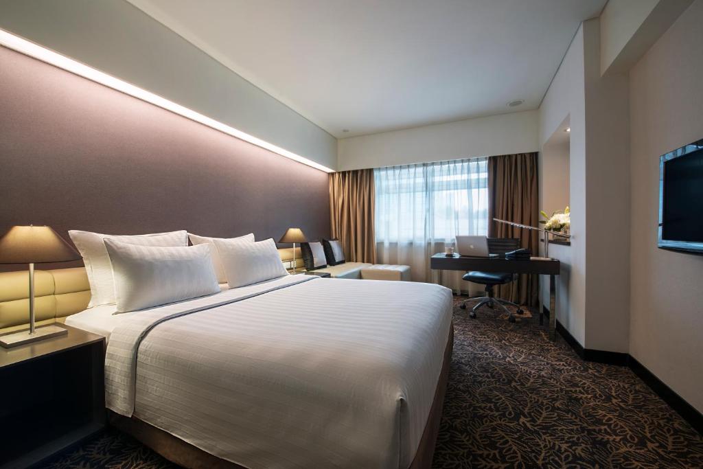 Двухместный (Улучшенный номер с кроватью размера «queen-size») отеля Pullman Jakarta Indonesia, Джакарта