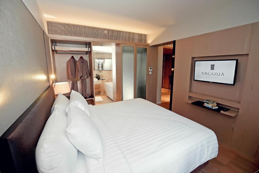 Сьюит (Улучшенный люкс с 1 спальней) отеля Arcadia Suites Ploenchit Sukhumvit by Compass Hospitality, Бангкок