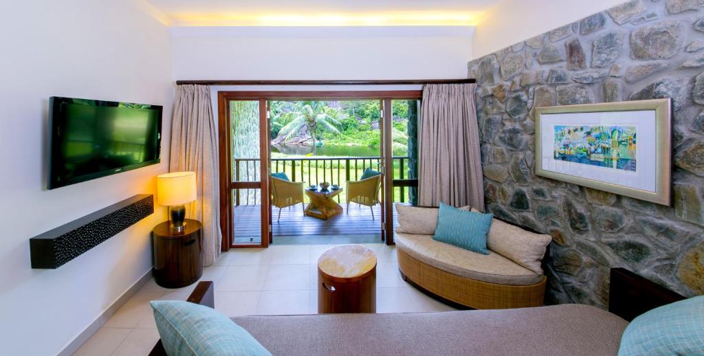 Двухместный (Двухместный номер с видом на холмы) курортного отеля Kempinski Seychelles Resort, Такамака