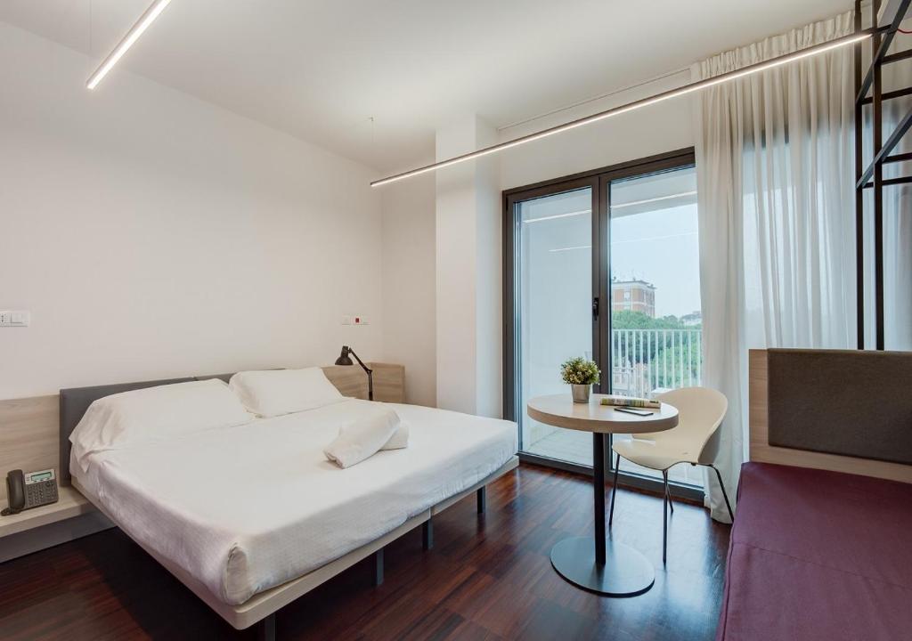 Двухместный (Улучшенный двухместный номер с 1 кроватью или 2 отдельными кроватями) отеля Camplus Guest Roma, Рим