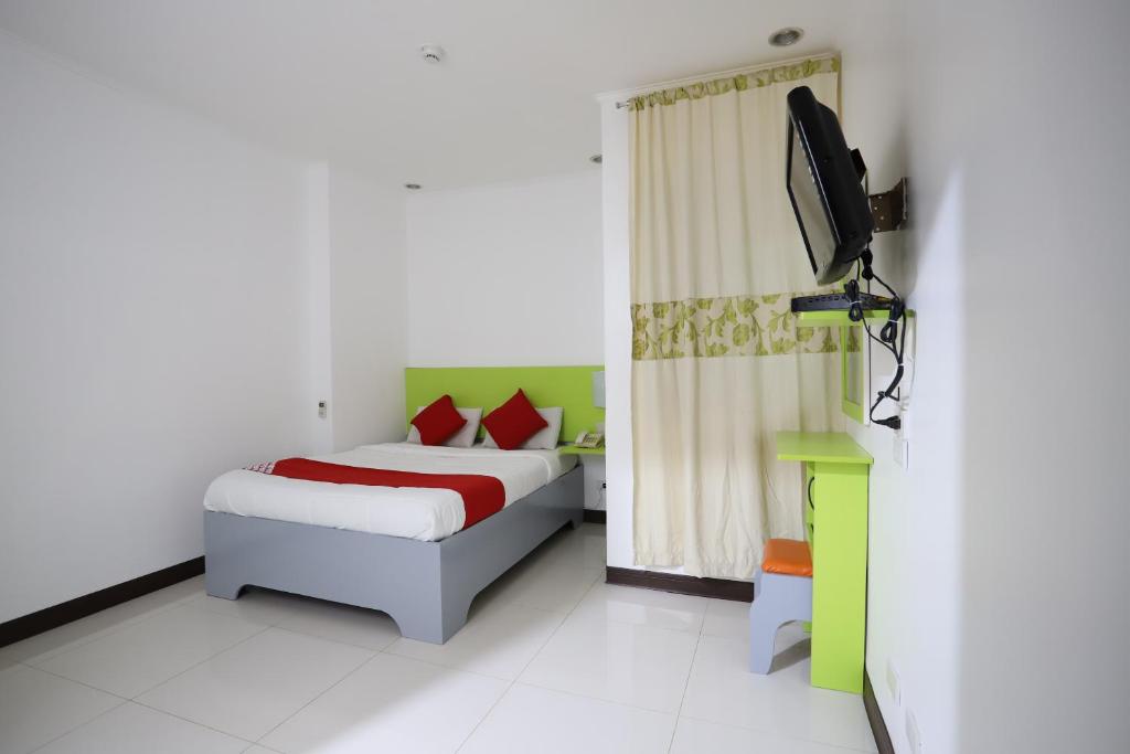 Двухместный (Улучшенный двухместный номер с 1 кроватью) отеля OYO 210 Apple Tree Suites, Себу