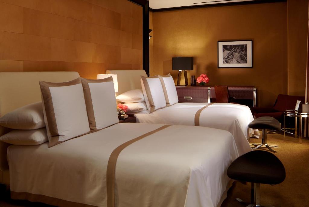 Двухместный (Номер Делюкс с 2 двуспальными кроватями и видом во внутренний двор) отеля The Chatwal New York City, Нью-Йорк