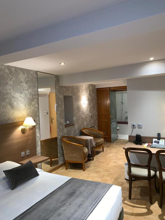 Семейный (Смежные двухместный номер с 1 кроватью и двухместный номер с 2 отдельными кроватями.) отеля Hotel Restaurant Au Cerf d'Or, Страсбург