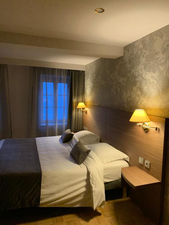 Двухместный (Стандартный двухместный номер с 1 кроватью или 2 отдельными кроватями) отеля Hotel Restaurant Au Cerf d'Or, Страсбург